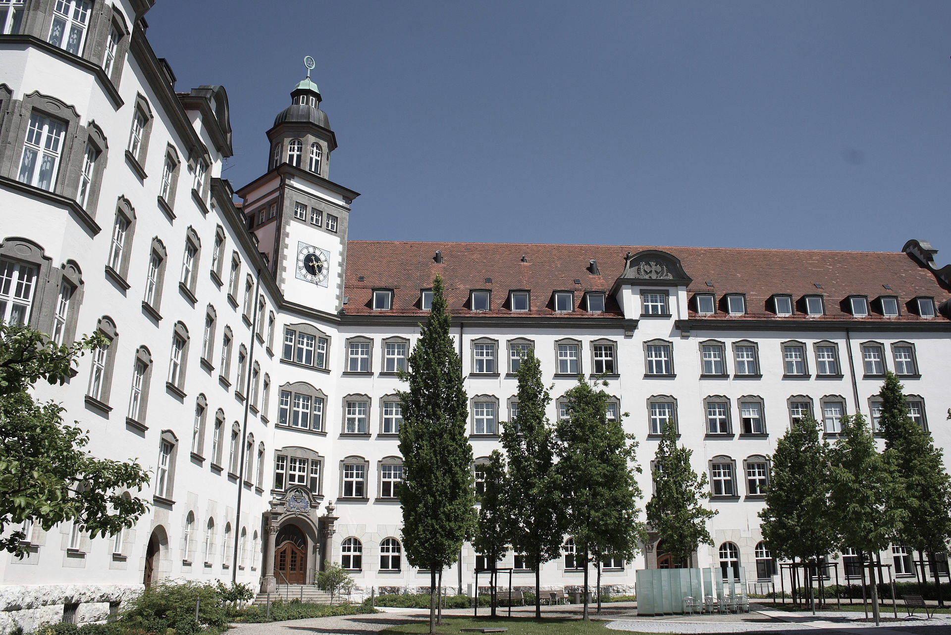 ALP Dillingen Hausansicht Uhreckturm sonnig
